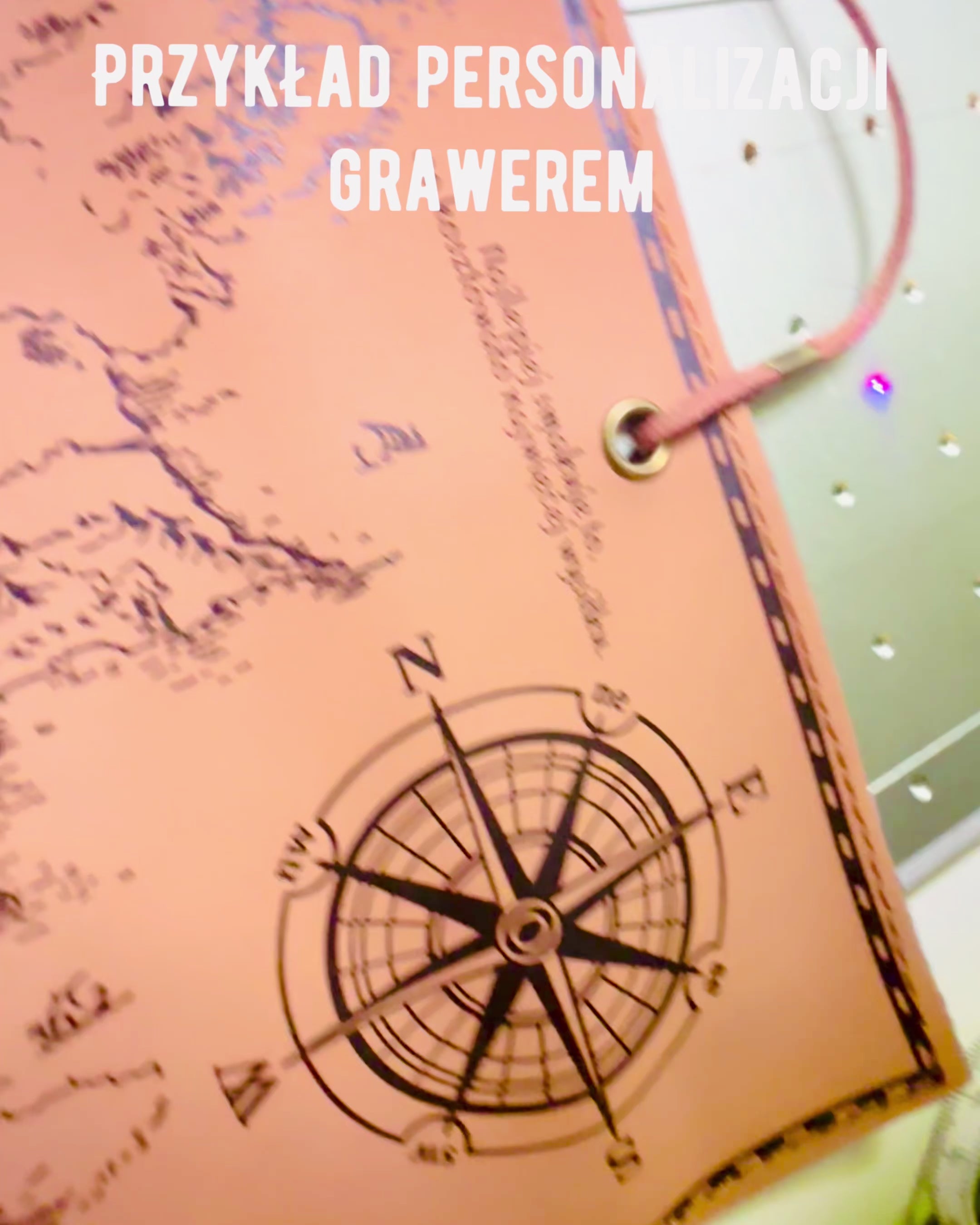 Ρετρό Ανοιχτό καφέ - ματ, δερμάτινη Κασετίνα σε Στυλ Ταξιδιώτη με Χάρτη του Κόσμου – Πρακτική και Ευρύχωρη. Προσωποποίηση με χάραξη.