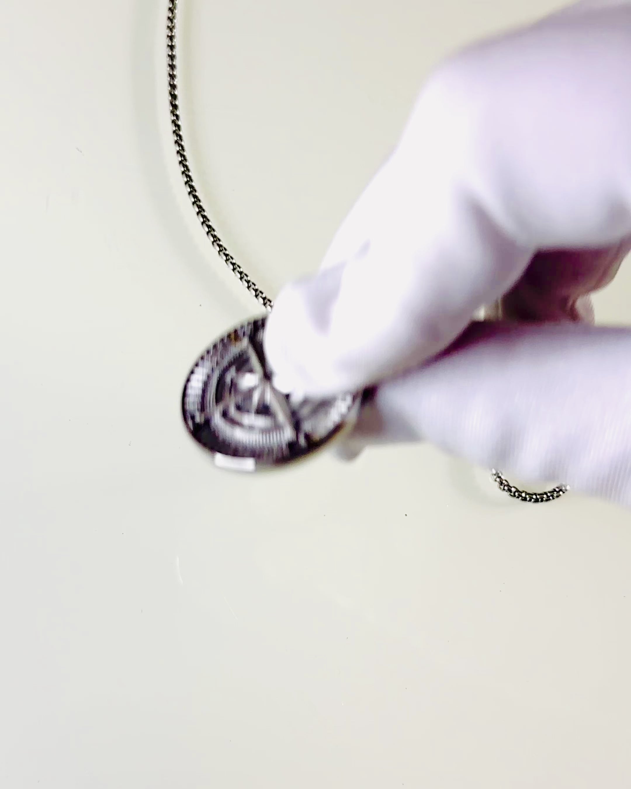 Κολιέ με Πυξίδα – Σφυρήλατο Κόσμημα από Ανοξείδωτο Ατσάλι για Άνδρες και Γυναίκες σε Δύο Χρώματα, με Χάραξη