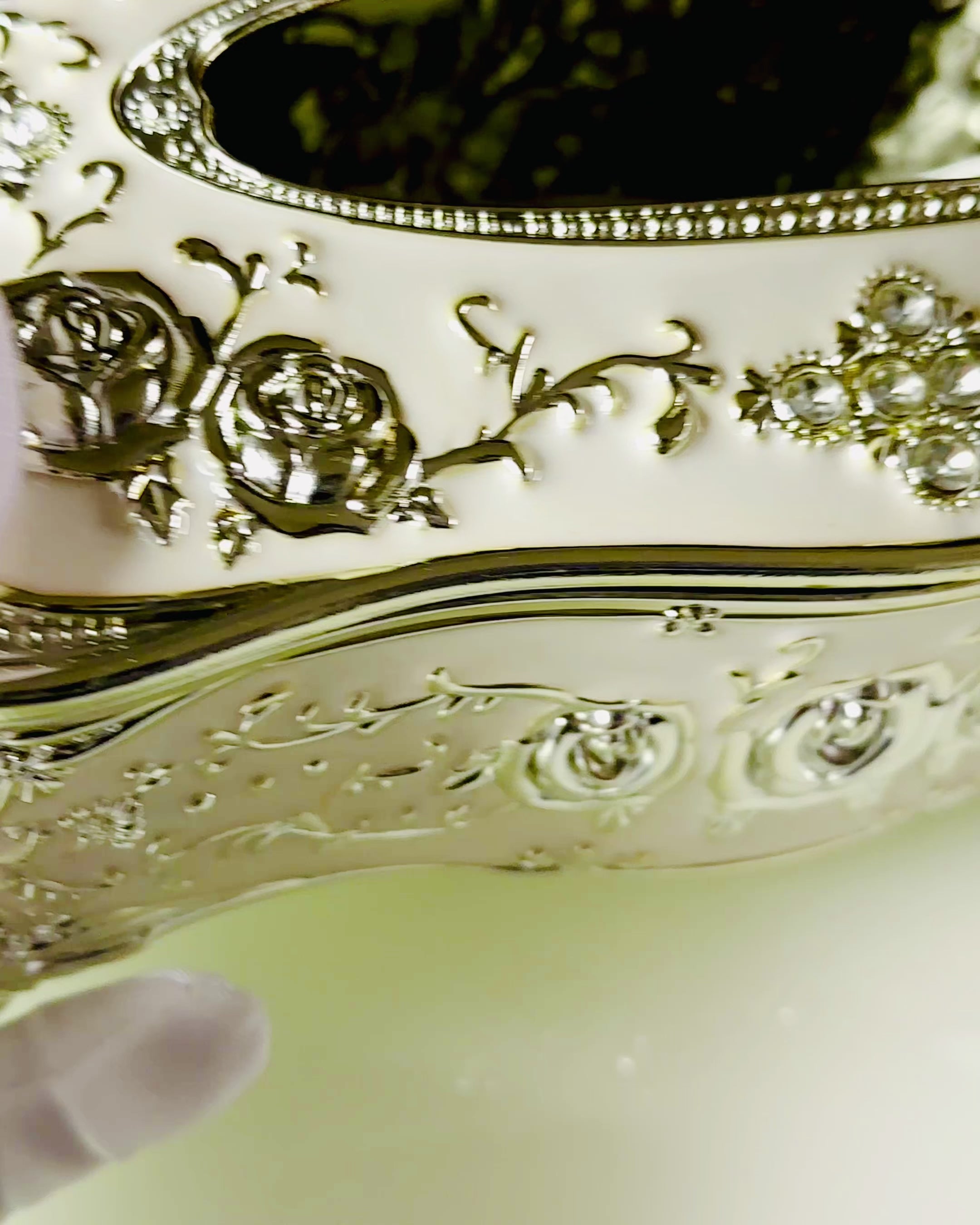 Κουτί για Χαρτομάντιλα με Ανάγλυφο Σχέδιο Τριαντάφυλλου - Κομψό Αξεσουάρ για Εσωτερικούς Χώρους, λευκό