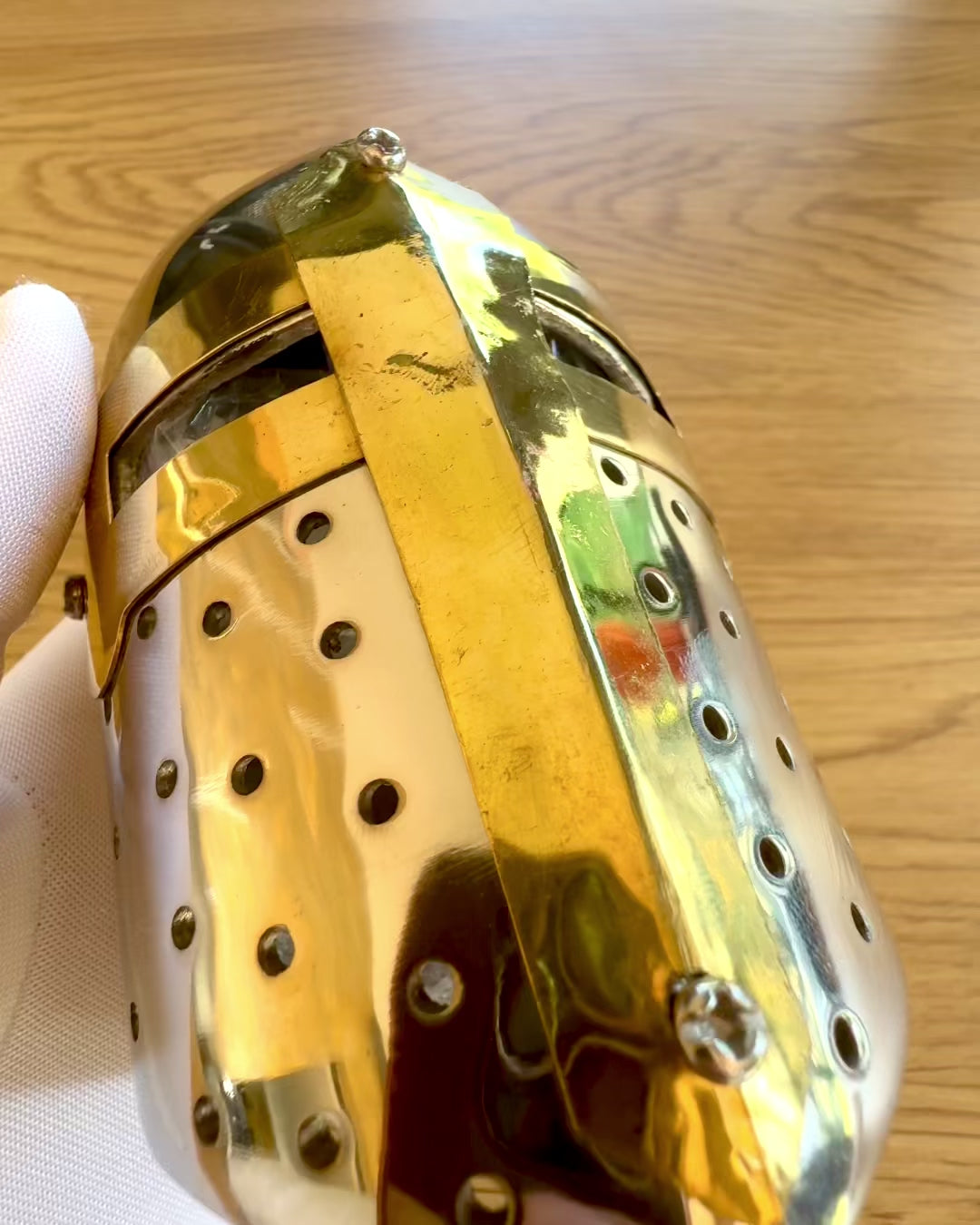 Mini Hełm Rycerski „Guardian” z mosiądzu – ręcznie wykonany, 12 cm, możliwość personalizacji grawerem na prezent