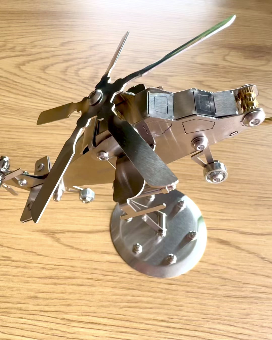 Μεταλλικό Μοντέλο Ελικοπτέρου „SkyRider” – Ρυθμιζόμενη Βάση Γραφείου με εξατομικευμένη χάραξη για δώρο