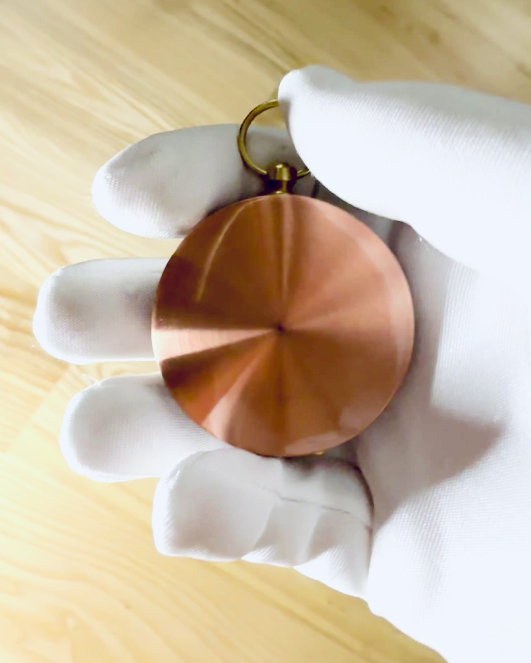 Ροζ χρυσός πυξίδα - ναυτιλιακός σε ρετρό στυλ – φορητό και ακριβές όργανο για τον καθορισμό κατεύθυνσης για ταξιδιώτες και εξερευνητές. Χάραξη, εξατομίκευση.