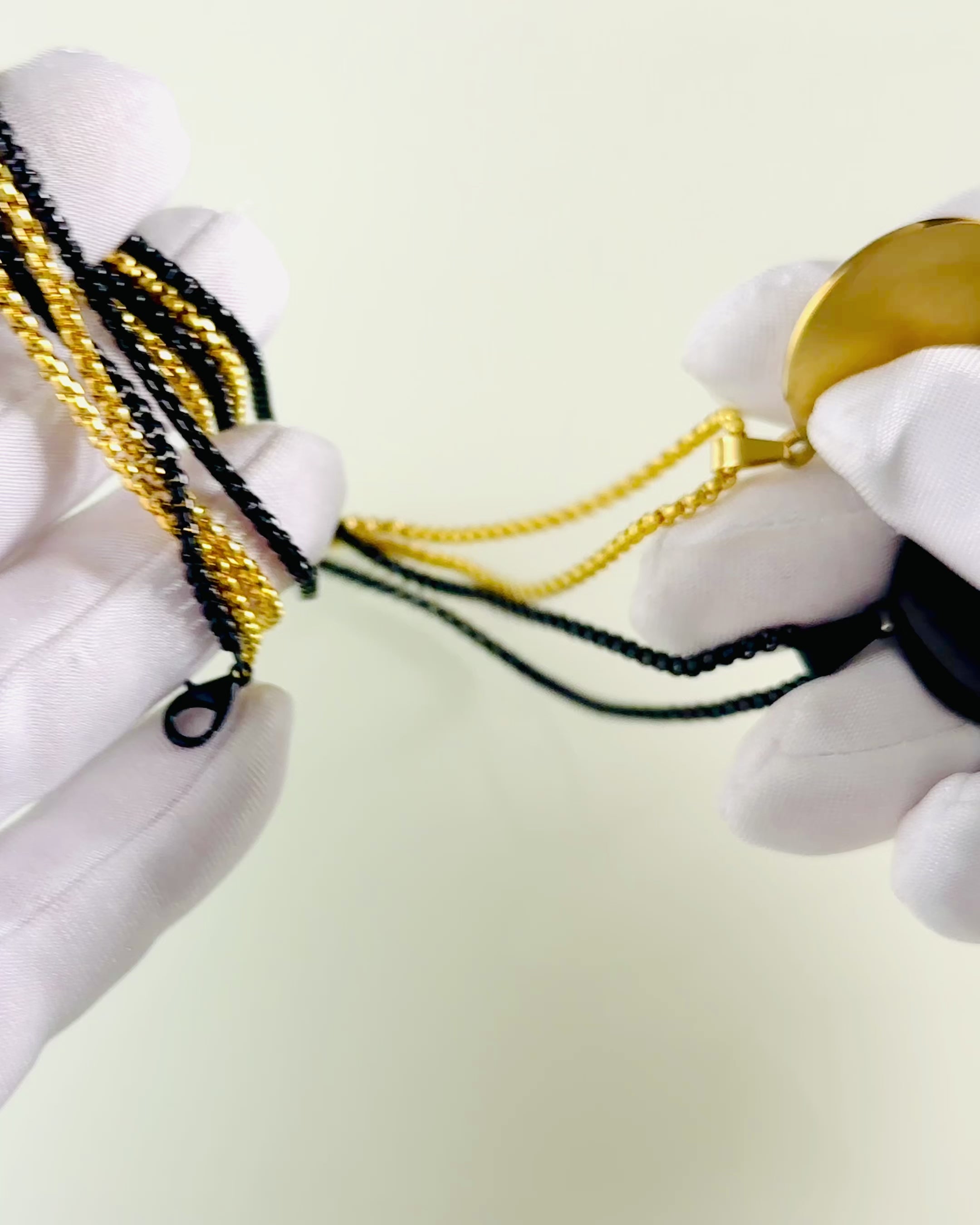 Κολιέ "Urban Elegance" – Στρογγυλό Μετάλλιο από Ανοξείδωτο Ατσάλι σε Δύο Χρώματα με Δυνατότητα Προσωποποίησης