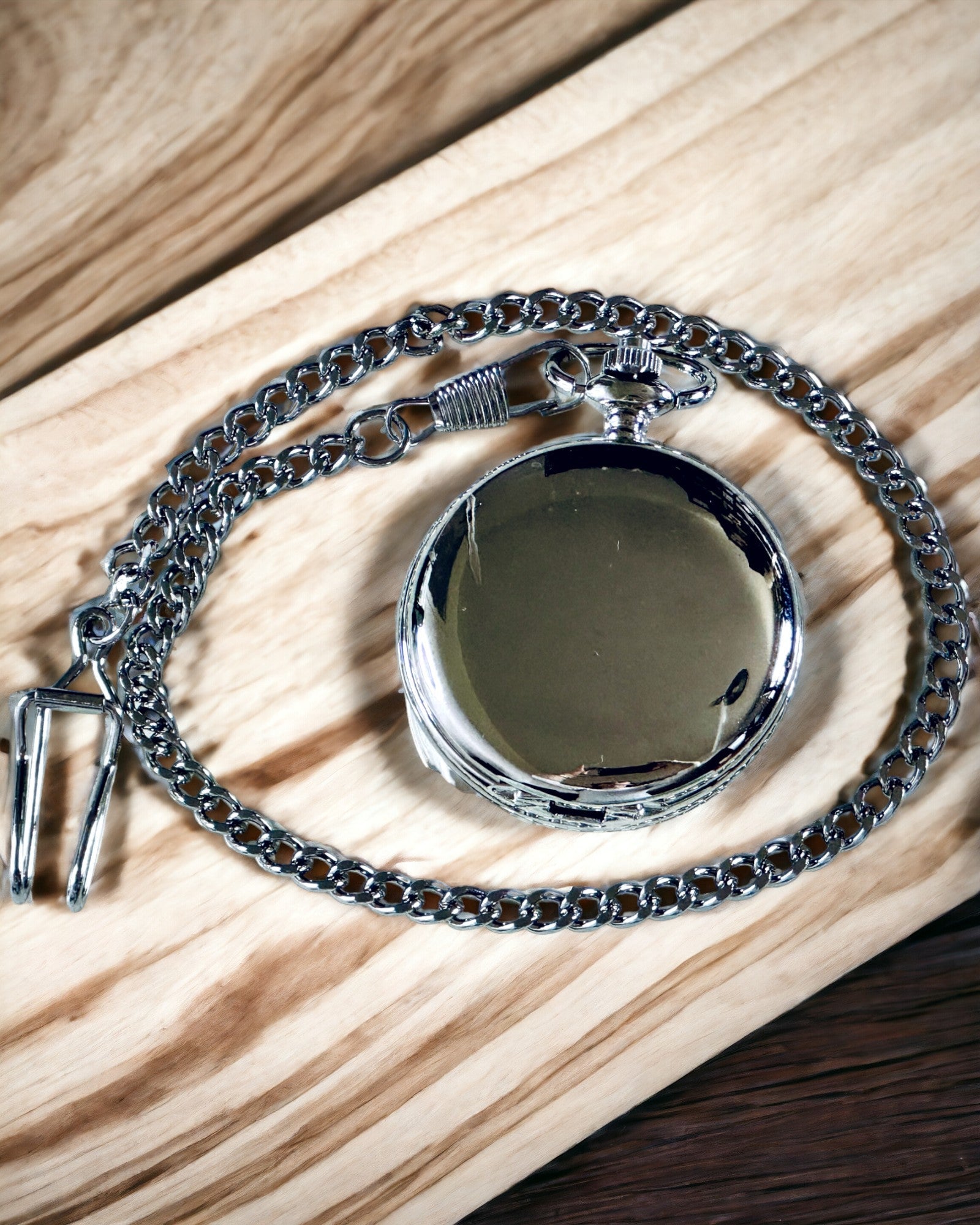 Ασημένια Ρετρό Τσέπης Πυξίδα με Διάτρητο Σχέδιο – Κομψή και Πρακτική. Χάραξη