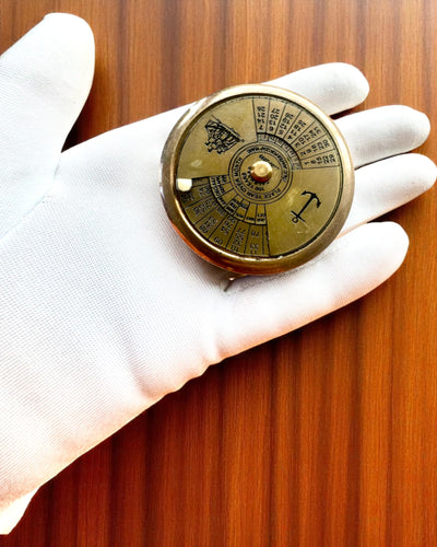 Mini Kalendarz Kapitański „Navigator” – mosiężna dekoracja z duszą żeglugi, opcja graweru na prezent, 5 cm średnicy