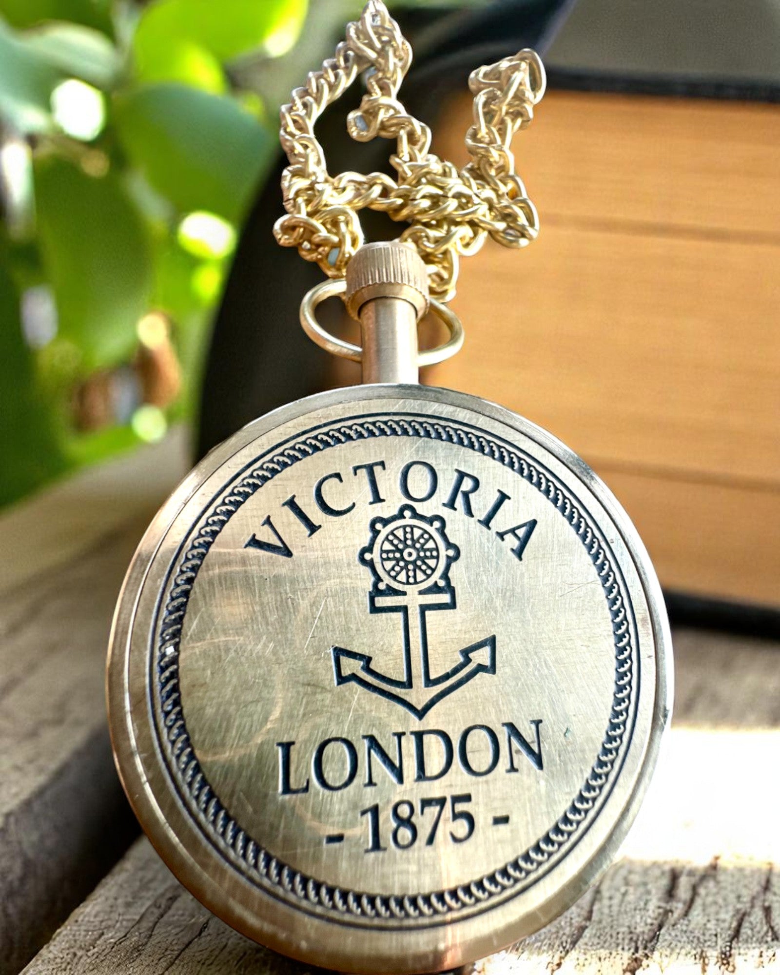 Zegarek Kieszonkowy „Victoria Crown” – Mosiężny, Ręcznie Wykonany w Indiach, 5 cm szerokości, japoński mechanizm, możliwość personalizacji grawerem na prezent