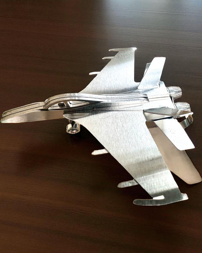 Μεταλλικό Μοντέλο Μαχητικού «SkyRaptor» – ανοξείδωτος χάλυβας, εξατομικευμένη χάραξη για δώρο