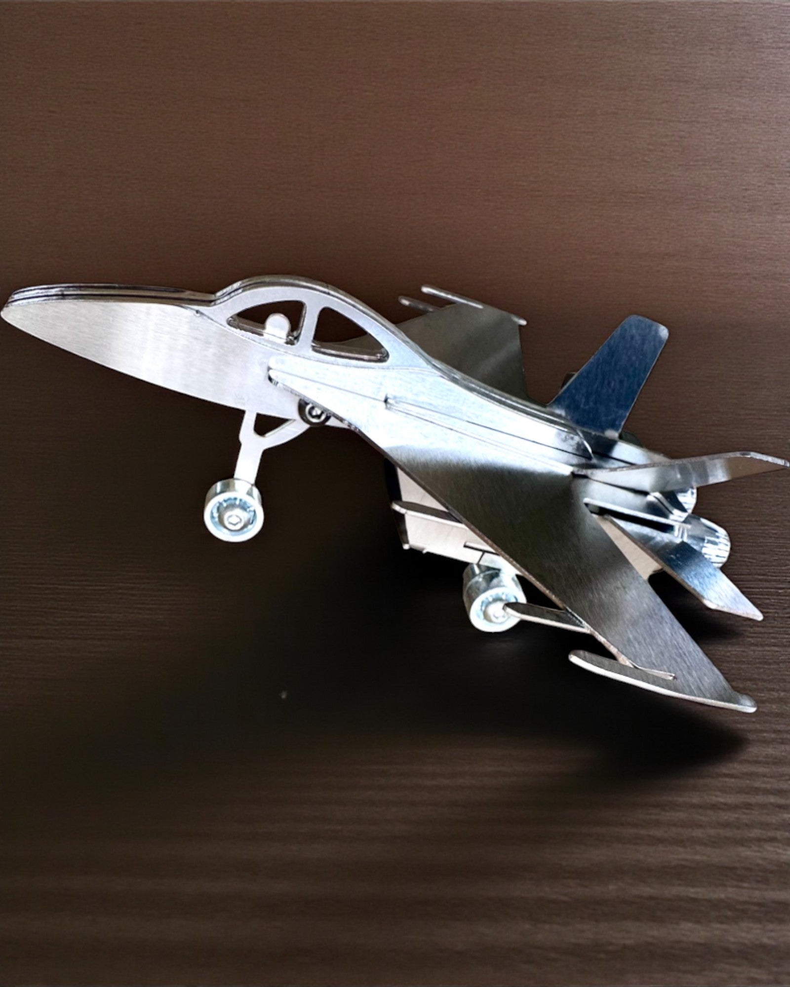 Μεταλλικό Μοντέλο Μαχητικού «SkyRaptor» – ανοξείδωτος χάλυβας, εξατομικευμένη χάραξη για δώρο