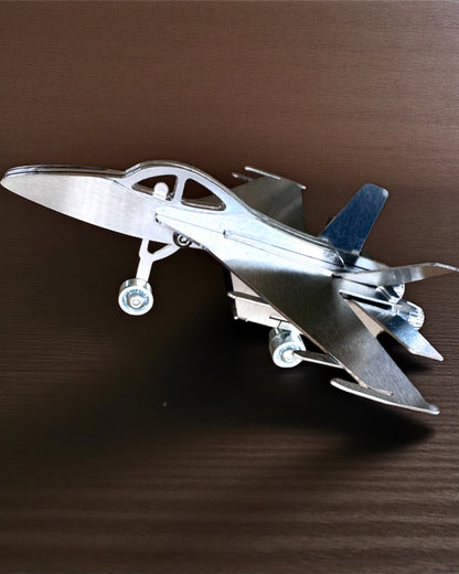 Μεταλλικό Μοντέλο Μαχητικού «SkyRaptor» – ανοξείδωτος χάλυβας, εξατομικευμένη χάραξη για δώρο