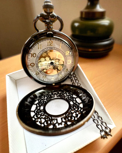 Czarny Zegarek Kieszonkowy „Midnight Elegance”, personalizacja na prezent grawerem