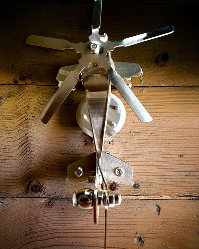 Μεταλλικό Μοντέλο Ελικοπτέρου „SkyRider” – Ρυθμιζόμενη Βάση Γραφείου με εξατομικευμένη χάραξη για δώρο