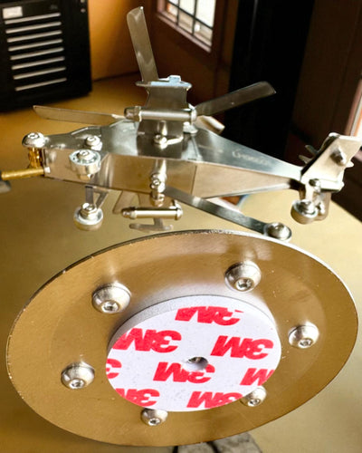 Μεταλλικό Μοντέλο Ελικοπτέρου „SkyRider” – Ρυθμιζόμενη Βάση Γραφείου με εξατομικευμένη χάραξη για δώρο