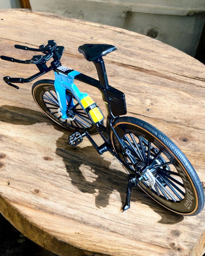 Miniaturowy Model Roweru Triathlonowego „SpeedStorm 1.2” personalizacja grawerem na prezent