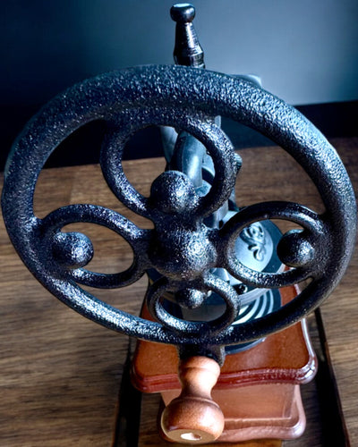 Ρετρό μύλος καφέ "Vintage Café" 27 cm ύψος, με δυνατότητα εξατομίκευσης με χάραξη για δώρο