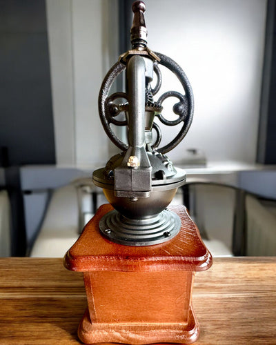 Ρετρό μύλος καφέ "Vintage Café" 27 cm ύψος, με δυνατότητα εξατομίκευσης με χάραξη για δώρο