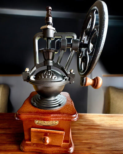 Ρετρό μύλος καφέ "Vintage Café" 27 cm ύψος, με δυνατότητα εξατομίκευσης με χάραξη για δώρο