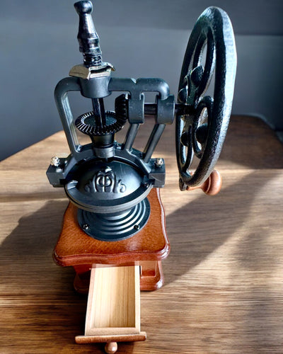 Ρετρό μύλος καφέ "Vintage Café" 27 cm ύψος, με δυνατότητα εξατομίκευσης με χάραξη για δώρο