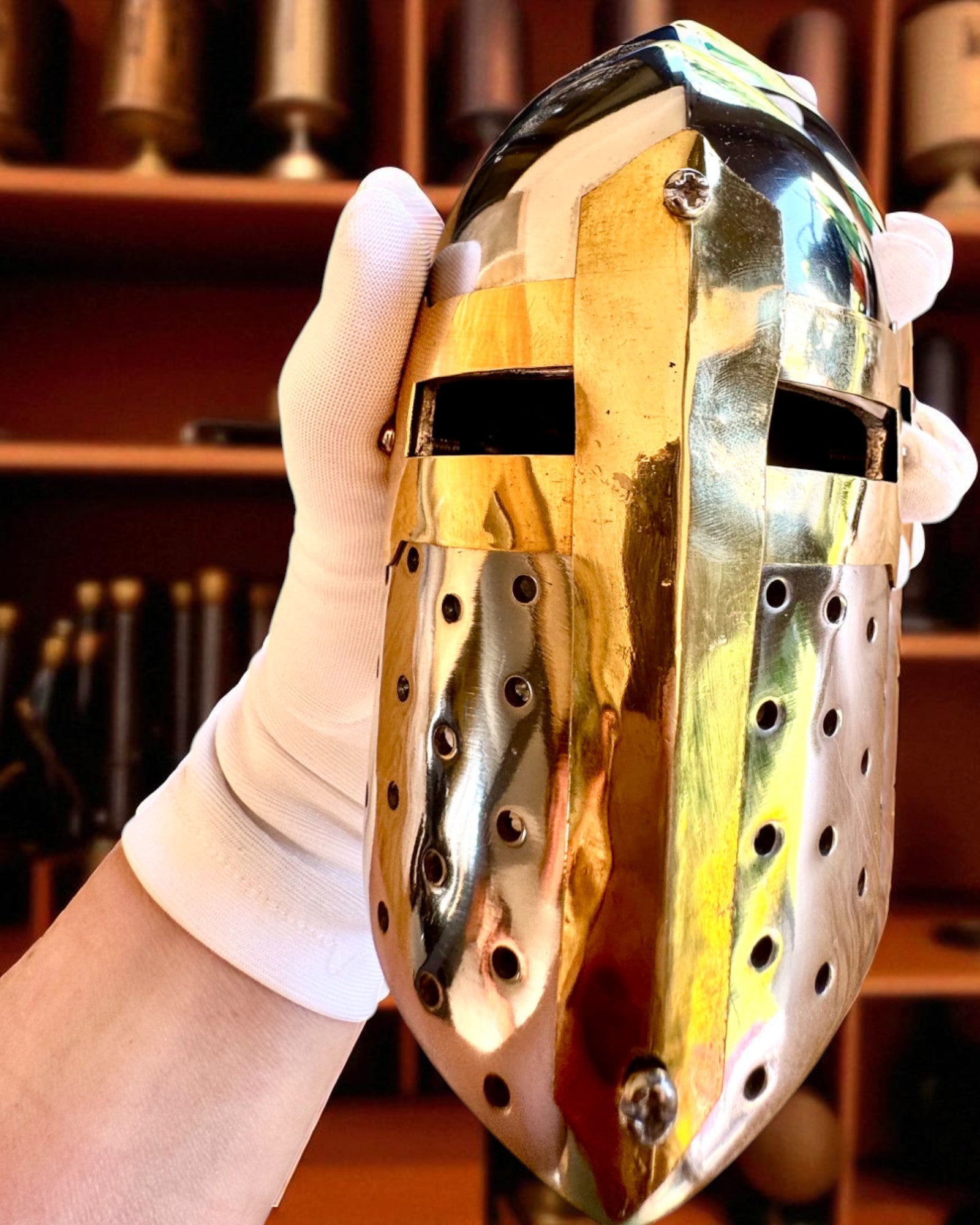Mini Hełm Rycerski „Guardian” z mosiądzu – ręcznie wykonany, 12 cm, możliwość personalizacji grawerem na prezent