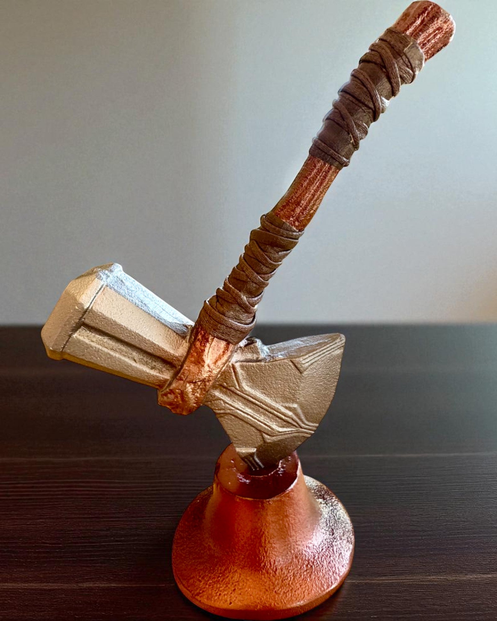 Storm Relic – młot dekoracyjny z podstawą, 26 cm, ręcznie wykonany,  możliwość personalizacji grawerem na prezent
