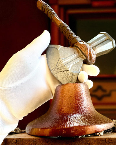 Storm Relic – διακοσμητικό σφυρί με βάση, 26 cm, χειροποίητο, δυνατότητα εξατομίκευσης με χάραξη για δώρο