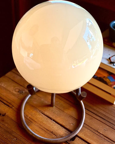 Kula bilardowa na mosiężnej podstawce, możliwość personalizacji grawerem na prezent