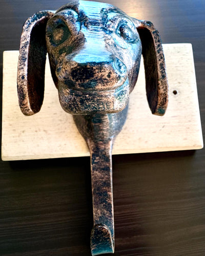 Wieszak z mosiądzu Pies Przyjaciel, ręcznie wykonany,  możliwość personalizacji grawerem na drewnie