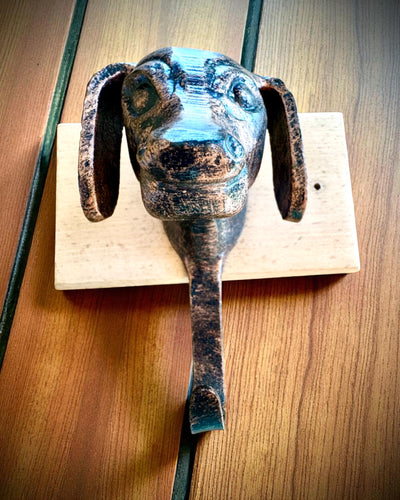 Wieszak z mosiądzu Pies Przyjaciel, ręcznie wykonany,  możliwość personalizacji grawerem na drewnie