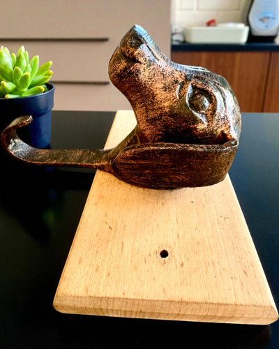 Wieszak z mosiądzu Pies Przyjaciel, ręcznie wykonany,  możliwość personalizacji grawerem na drewnie