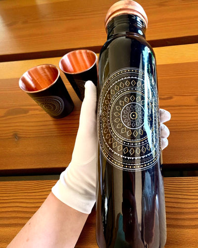 Zestaw Miedziany Mandala – Butelka 1L + 2 Kubki w Etui, możliwość personalizacji grawerem na prezent