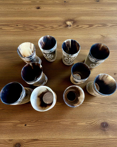 Valknut Ręcznie wykonany mały kubek z rogu bawoła z nordyckimi symbolami, możliwość personalizacji na prezent grawerem