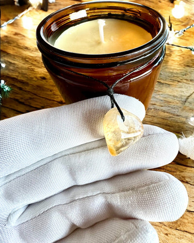 Εντατικό κερί σόγιας 250 ml με φυσική πέτρα – επιλέξτε την ενέργειά σας: Κιτρίνη ή Γρανάτης, εξατομίκευση με χάραξη για δώρο