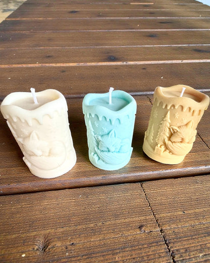 Κερί σόγιας Χειμωνιάτικη Αλεπού, ύψος 7,5 εκ., χειροποίητο κερί σόγιας με ένα χαριτωμένο κοιμισμένο αλεπουδάκι, με δυνατότητα εξατομίκευσης με χάραξη στην πλακέτα