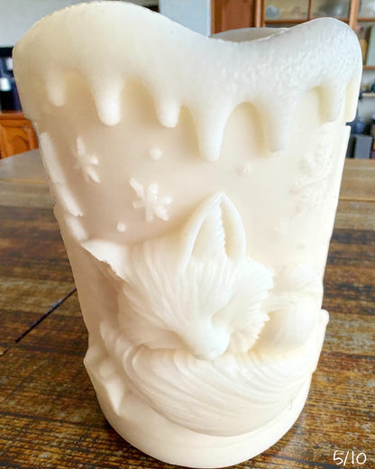 Κερί σόγιας Χειμωνιάτικη Αλεπού, ύψος 7,5 εκ., χειροποίητο κερί σόγιας με ένα χαριτωμένο κοιμισμένο αλεπουδάκι, με δυνατότητα εξατομίκευσης με χάραξη στην πλακέτα