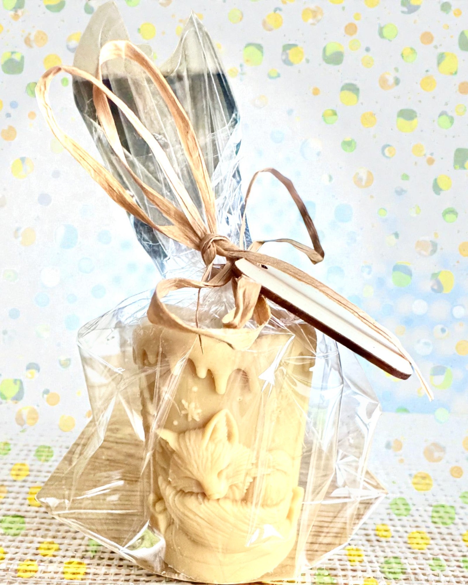 Κερί σόγιας Χειμωνιάτικη Αλεπού, ύψος 7,5 εκ., χειροποίητο κερί σόγιας με ένα χαριτωμένο κοιμισμένο αλεπουδάκι, με δυνατότητα εξατομίκευσης με χάραξη στην πλακέτα