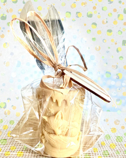 Κερί σόγιας Χειμωνιάτικη Αλεπού, ύψος 7,5 εκ., χειροποίητο κερί σόγιας με ένα χαριτωμένο κοιμισμένο αλεπουδάκι, με δυνατότητα εξατομίκευσης με χάραξη στην πλακέτα