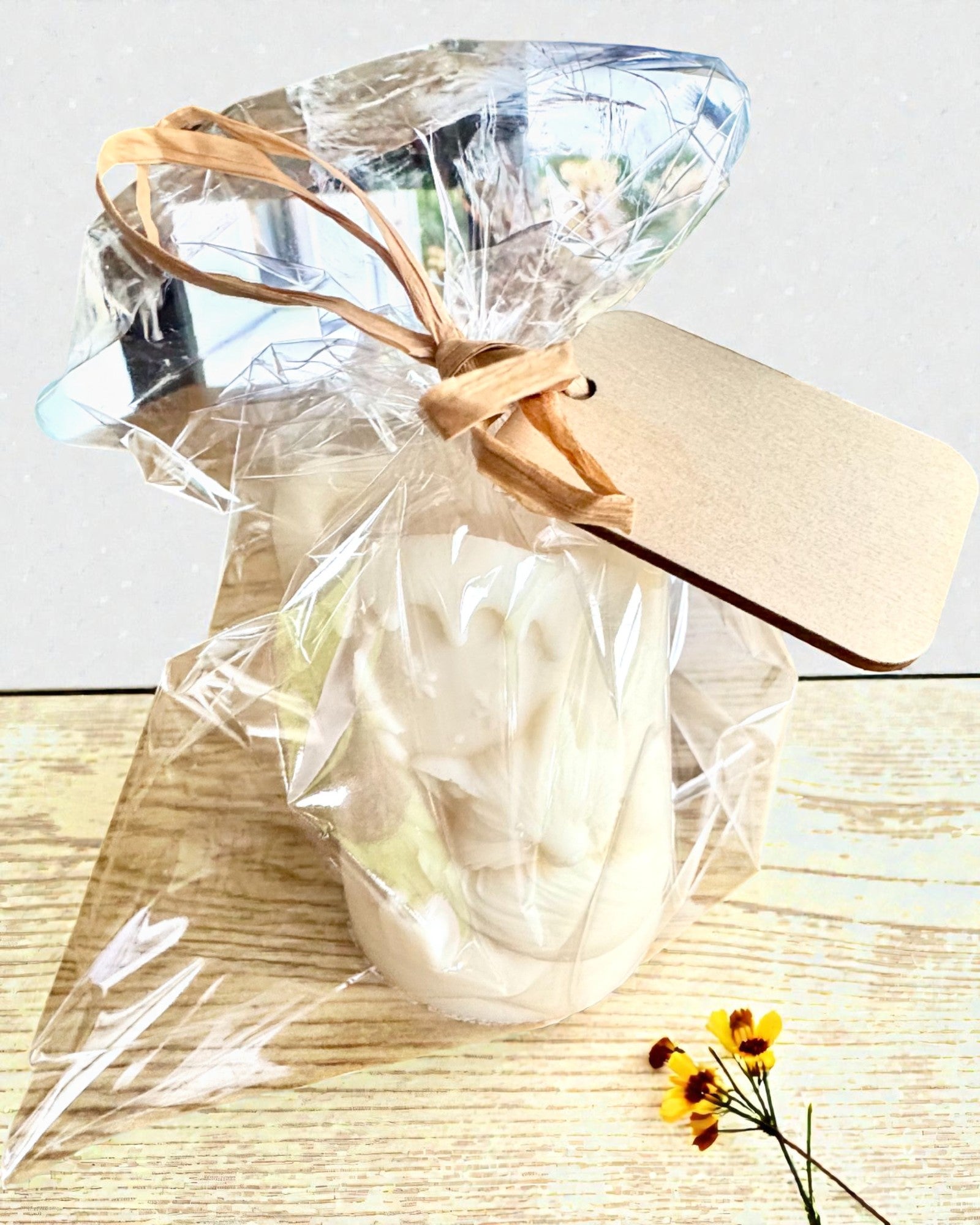 Κερί σόγιας Χειμωνιάτικη Αλεπού, ύψος 7,5 εκ., χειροποίητο κερί σόγιας με ένα χαριτωμένο κοιμισμένο αλεπουδάκι, με δυνατότητα εξατομίκευσης με χάραξη στην πλακέτα