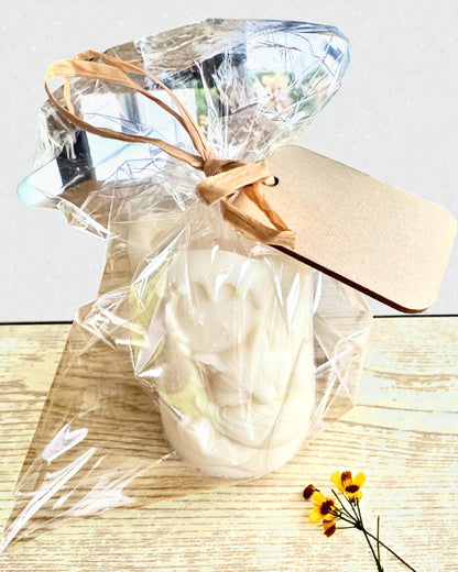 Κερί σόγιας Χειμωνιάτικη Αλεπού, ύψος 7,5 εκ., χειροποίητο κερί σόγιας με ένα χαριτωμένο κοιμισμένο αλεπουδάκι, με δυνατότητα εξατομίκευσης με χάραξη στην πλακέτα