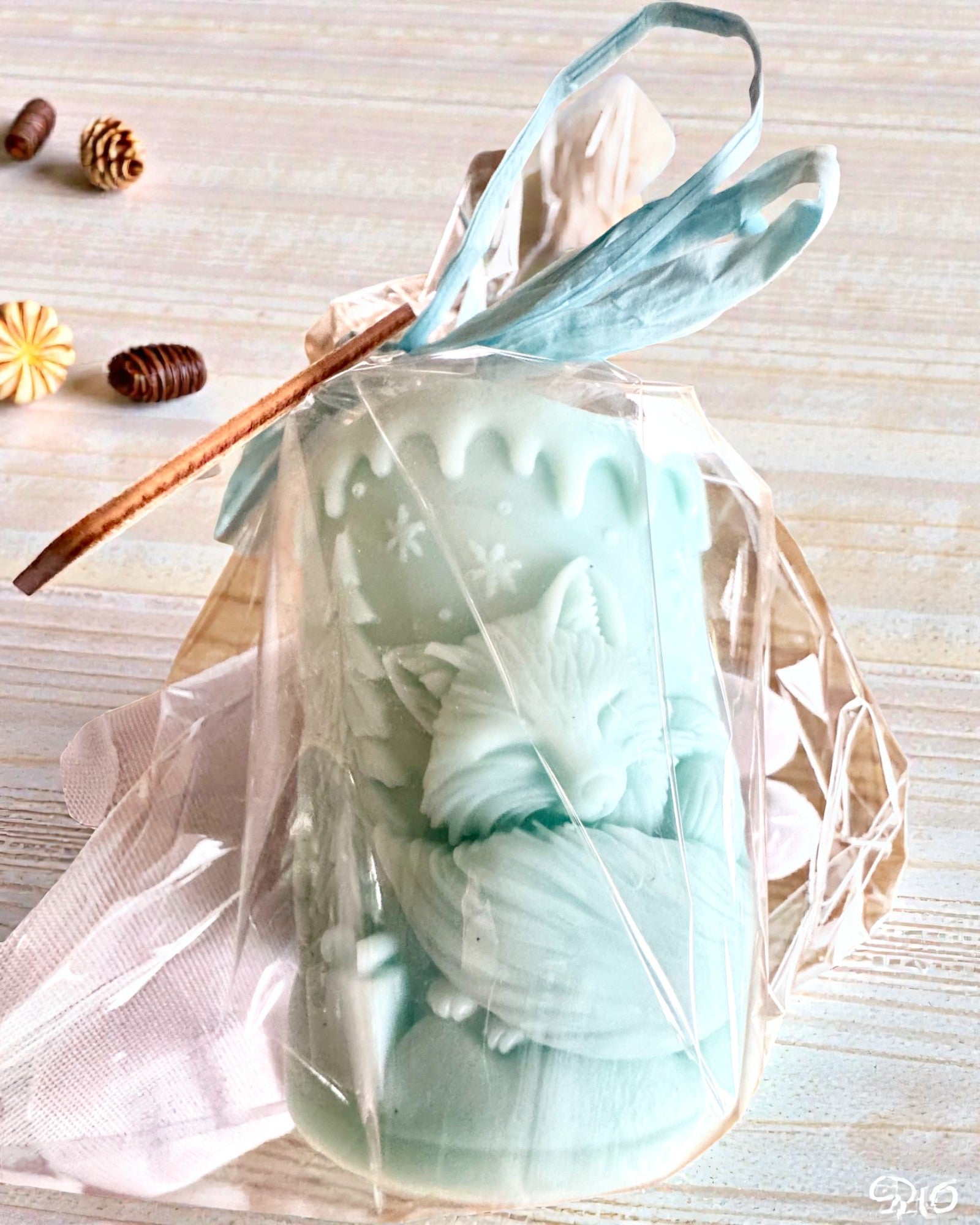 Κερί σόγιας Χειμωνιάτικη Αλεπού, ύψος 7,5 εκ., χειροποίητο κερί σόγιας με ένα χαριτωμένο κοιμισμένο αλεπουδάκι, με δυνατότητα εξατομίκευσης με χάραξη στην πλακέτα