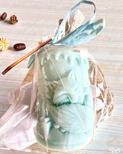 Κερί σόγιας Χειμωνιάτικη Αλεπού, ύψος 7,5 εκ., χειροποίητο κερί σόγιας με ένα χαριτωμένο κοιμισμένο αλεπουδάκι, με δυνατότητα εξατομίκευσης με χάραξη στην πλακέτα