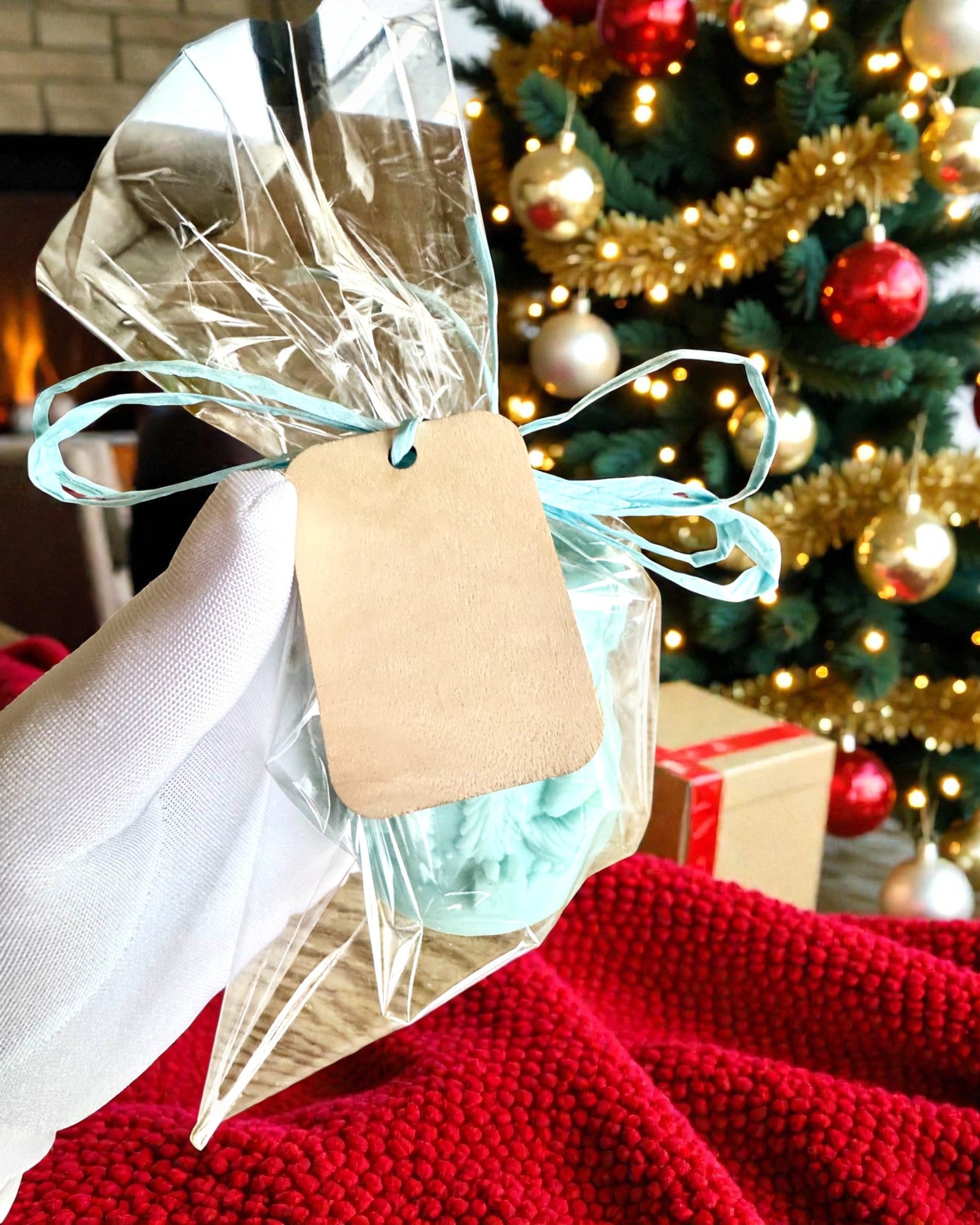 Κερί σόγιας Χειμωνιάτικη Αλεπού, ύψος 7,5 εκ., χειροποίητο κερί σόγιας με ένα χαριτωμένο κοιμισμένο αλεπουδάκι, με δυνατότητα εξατομίκευσης με χάραξη στην πλακέτα