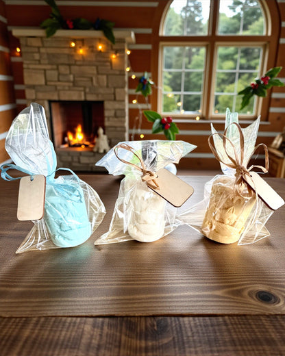 Κερί σόγιας Χειμωνιάτικη Αλεπού, ύψος 7,5 εκ., χειροποίητο κερί σόγιας με ένα χαριτωμένο κοιμισμένο αλεπουδάκι, με δυνατότητα εξατομίκευσης με χάραξη στην πλακέτα