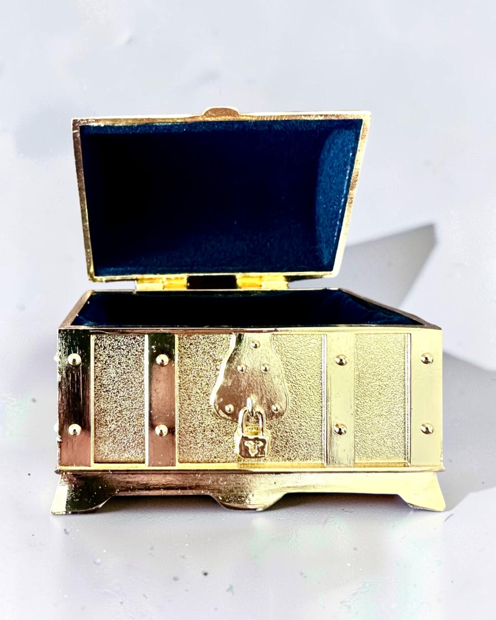 Skrzynia Skarbów Metalowa Retro z Grawerem - złota Kasetka 7x5x5 cm