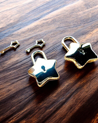 2 Μίνι Αστρικά Λουκέτα με Χάραξη – Προστατέψτε τα Όνειρά σας, εξατομικευμένα για δώρο, 2 επιλογές χρωμάτων