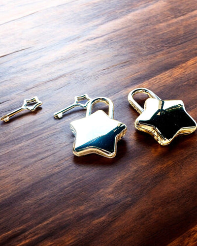 2 Μίνι Αστρικά Λουκέτα με Χάραξη – Προστατέψτε τα Όνειρά σας, εξατομικευμένα για δώρο, 2 επιλογές χρωμάτων