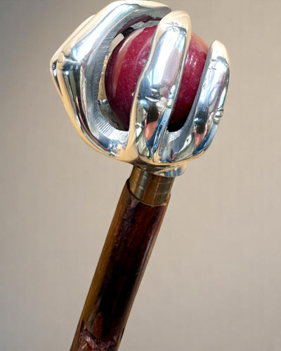 Laska do chodzenia „Królewska Dłoń ” – ręcznie rzeźbiona z drewna mango indyjskiego, możliwość personalizowania grawerem