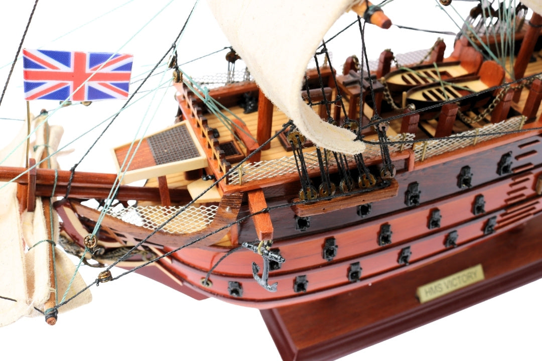 Συναρμολογημένο μοντέλο ιστιοφόρου HMS Victory 54 cm - χειροποίητο αντίγραφο με δυνατότητα εξατομίκευσης με χάραξη - ιδανικό δώρο για λάτρεις της ιστιοπλοΐας - υψηλή ποιότητα, κομψή ξύλινη βάση