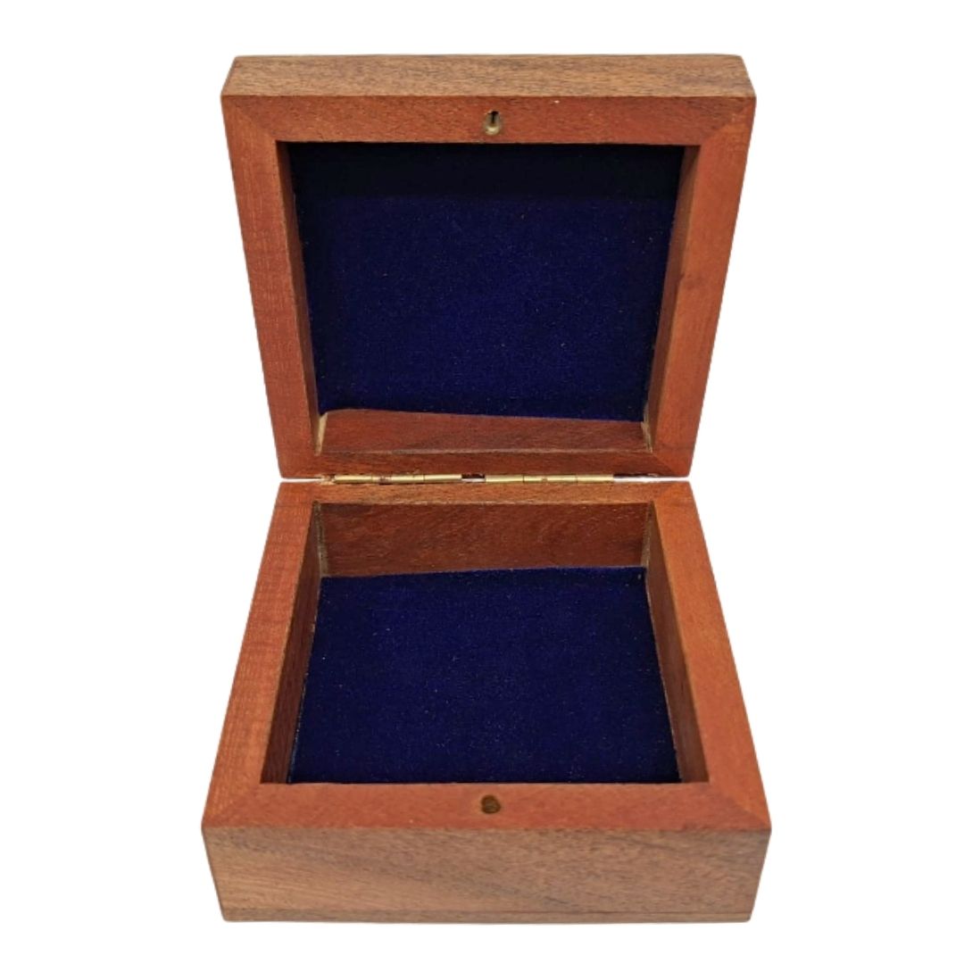 Ξύλινο κουτί δώρου-μπιζουτιέρα 8x8cm με μπλε σκούρο ένθετο και δυνατότητα εξατομίκευσης με χάραξη