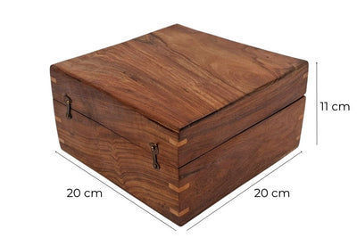 Eleganckie Drewniane Pudełko Prezentowe 20x20x11 cm z Granatową Wypraską i Opcją Personalizacji Grawerem