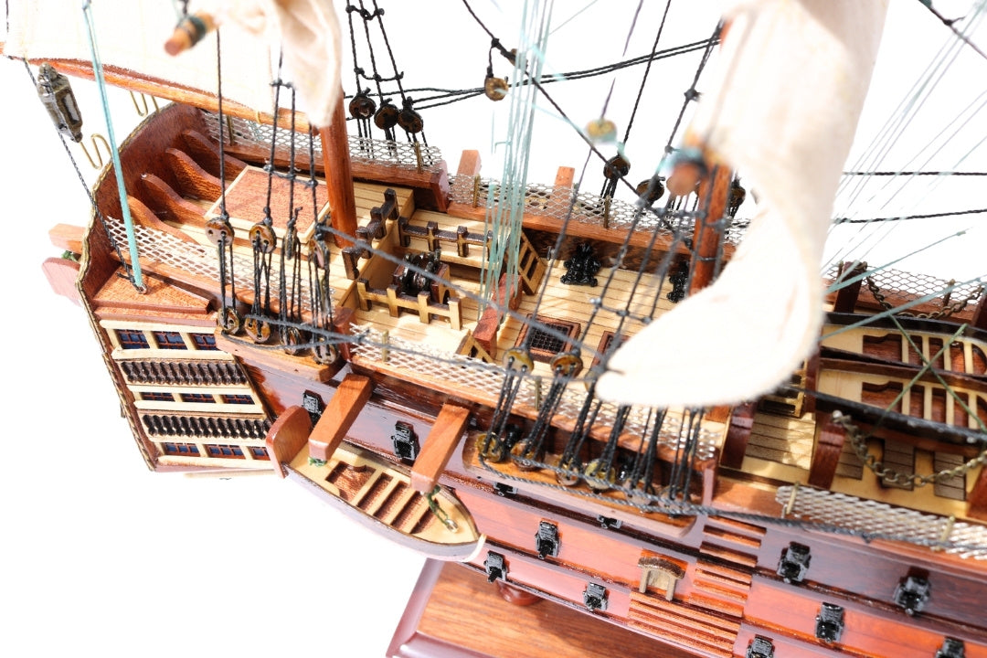 Συναρμολογημένο μοντέλο ιστιοφόρου HMS Victory 54 cm - χειροποίητο αντίγραφο με δυνατότητα εξατομίκευσης με χάραξη - ιδανικό δώρο για λάτρεις της ιστιοπλοΐας - υψηλή ποιότητα, κομψή ξύλινη βάση