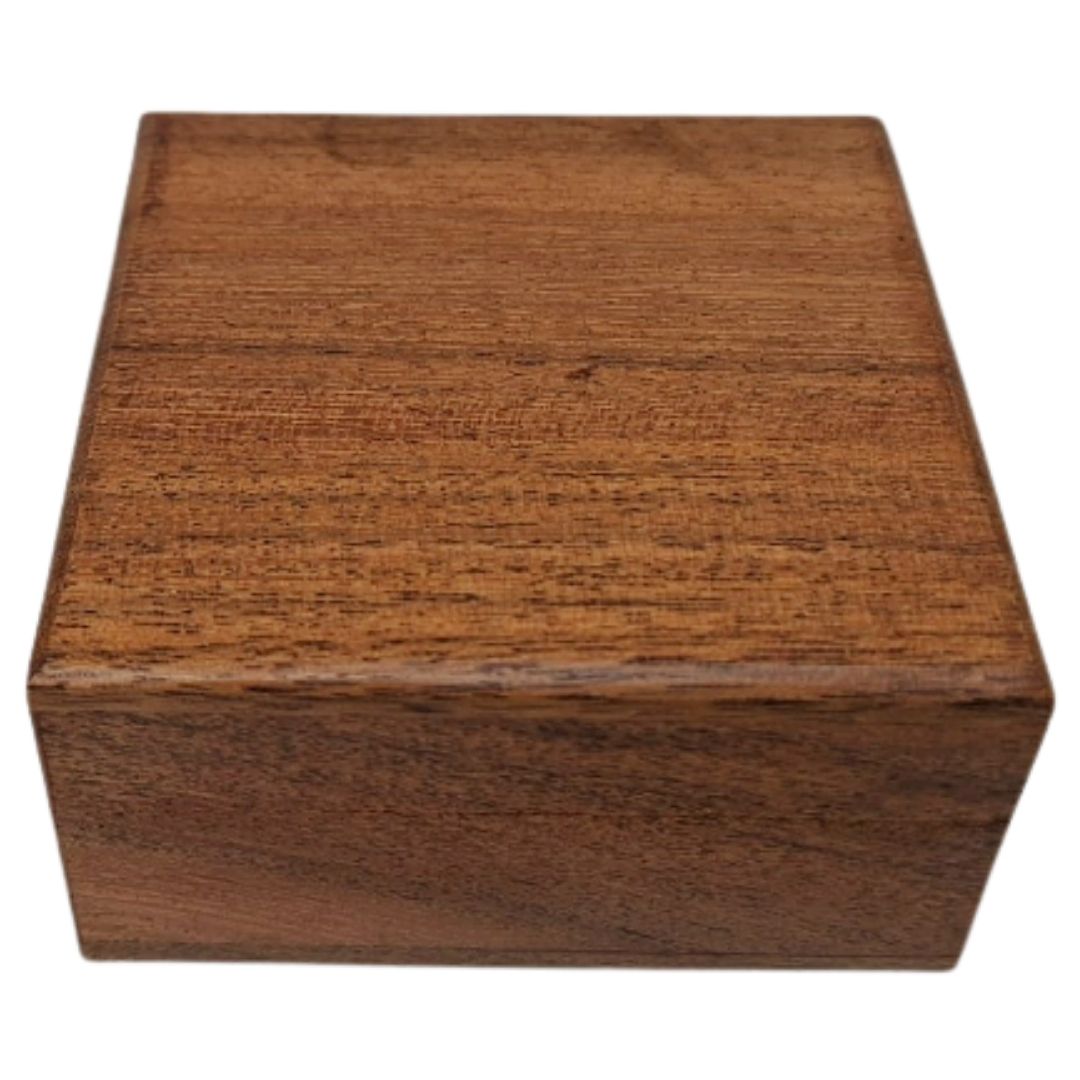 Ξύλινο κουτί δώρου-μπιζουτιέρα 8x8cm με μπλε σκούρο ένθετο και δυνατότητα εξατομίκευσης με χάραξη